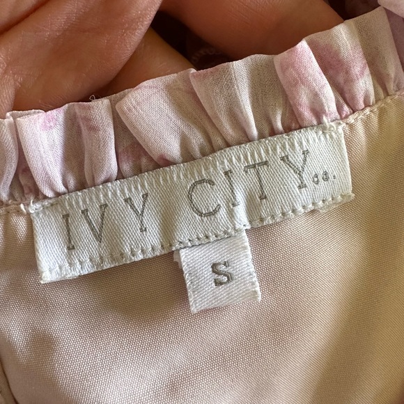 Beautiful and girly pink IVY CITY dress in size Small - Picture 5 of 5